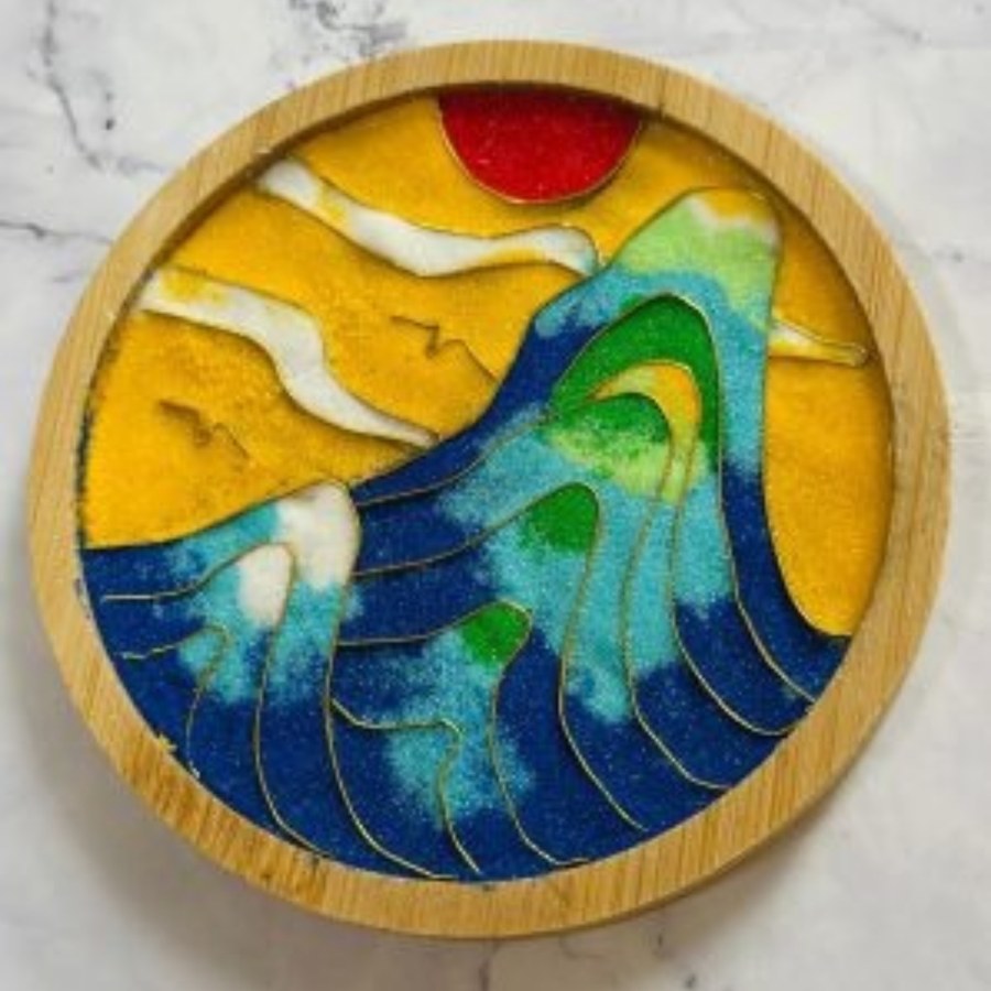 景泰藍掐絲琺瑯畫作品,銅絲勾勒出圖案再填入琺瑯釉料