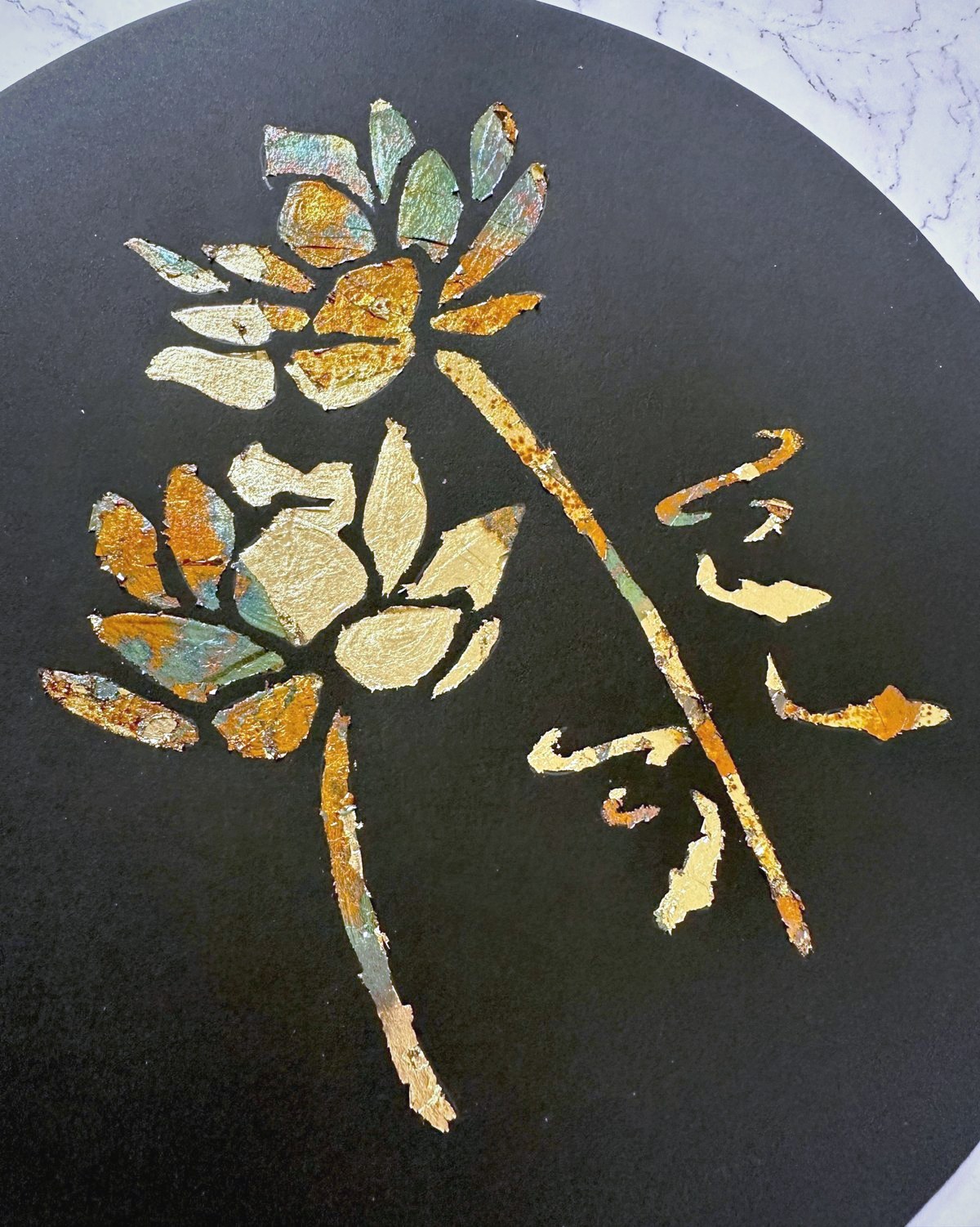 燒箔藝術作品:黑色圓板上以金箔與銅箔貼出蓮花