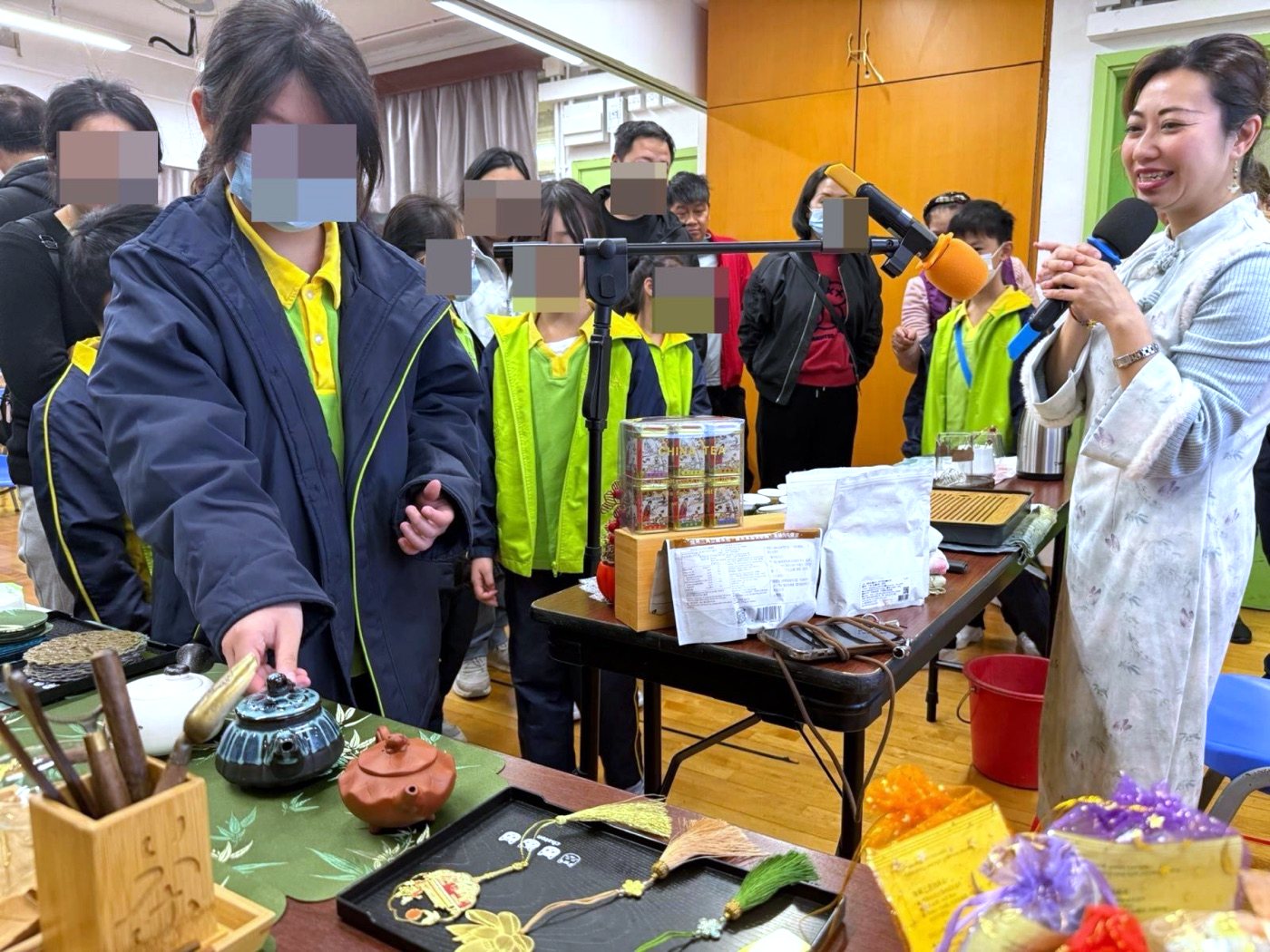 學生在導師指導下沖泡茶